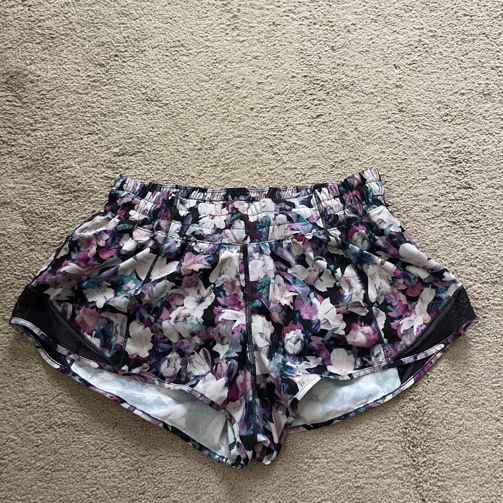 Lululemon Midrise Hotty Hot Shorts 2.5" Size 8 Utopia Floral Purple
